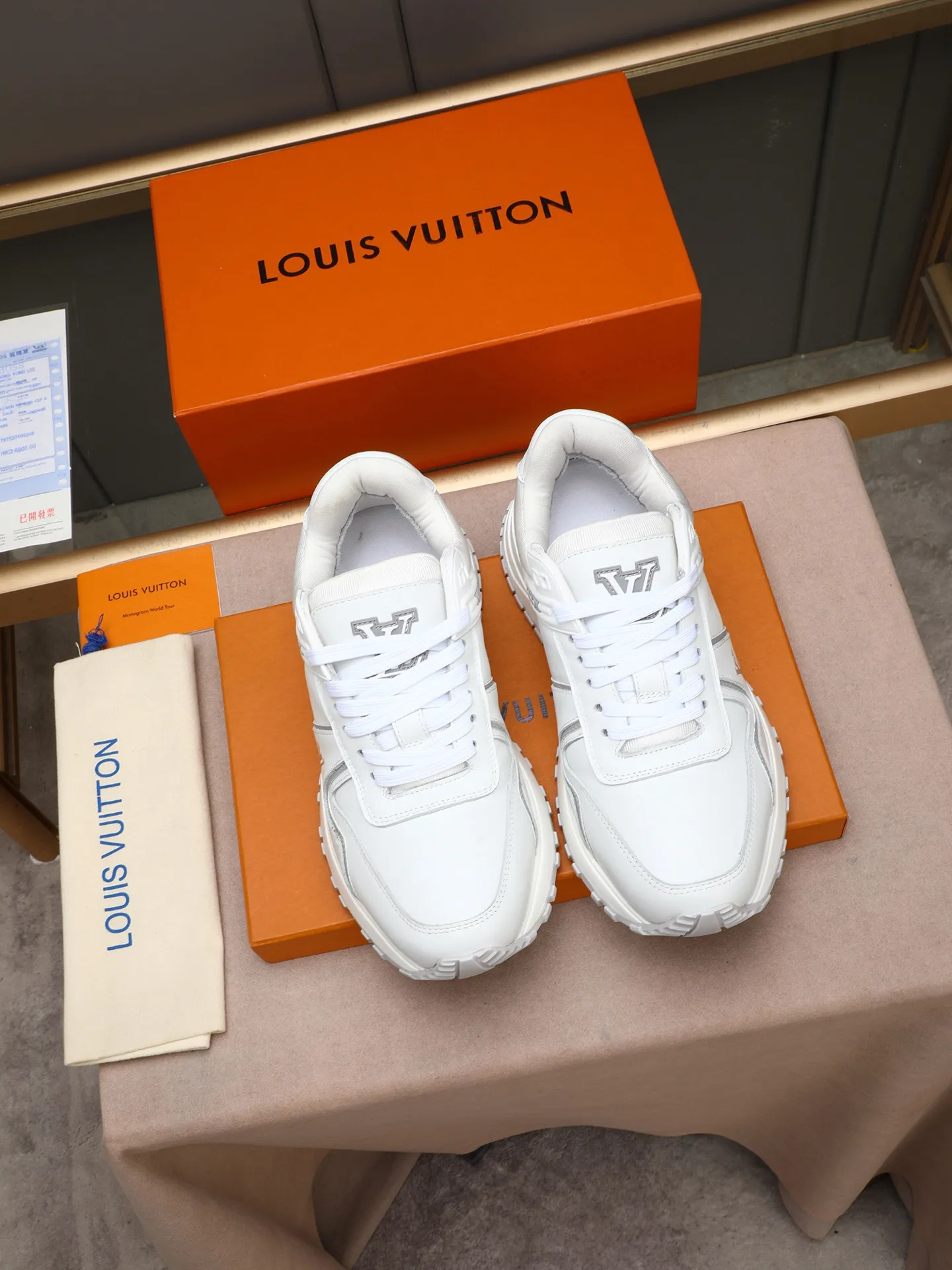 Men's Shoes 💰660 L The Run Away Maxi sneaker debuts in the 2025 collection and continues the iconic design of the Run Away sneaker. The smooth cowhide leather upper features contrasting LV lettering and Vuitton logos, and a lightweight rubber wedge outsole evokes running shoe construction. High level of comfort. Looks good, wears well and matches well. Worth buying! 7 color selection size: 39-44 (45 customized)